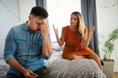 Bir problemimiz var. Hayal kırıklığına uğramış genç bir çift tartışıyor ve evlilik sorunları yaşıyor. Boşanma çelişkili insanlar kavramı