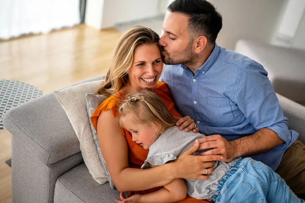 Feliz Familia Joven Casa Pasando Tiempo Juntos Gente Felicidad Concepto — Foto de Stock