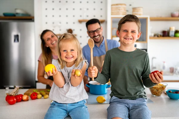 Família Jovem Feliz Preparando Comida Saudável Juntos Cozinha Pessoas Conceito — Fotografia de Stock