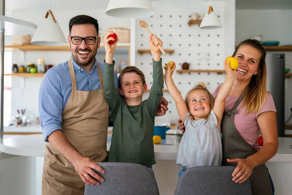 Glückliche Junge Familie Bereitet Der Küche Gemeinsam Gesundes Essen Menschen — Stockfoto