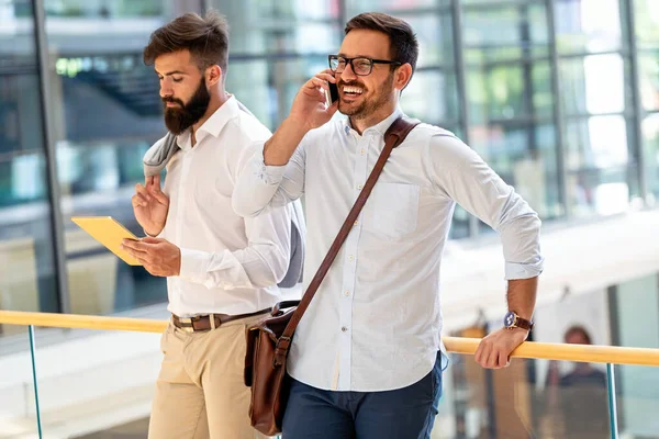 Guapo Empresario Éxito Utilizando Teléfono Inteligente Frente Oficina Tecnología Negocio — Foto de Stock