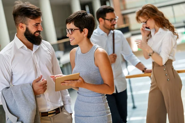 Grupo Empresarios Que Utilizan Una Tableta Digital Juntos Frente Las — Foto de Stock