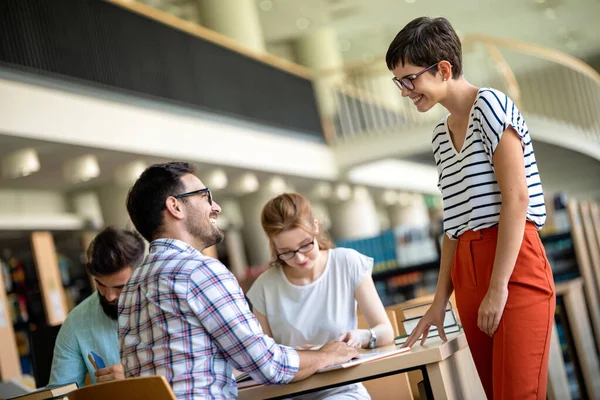 Jovens Estudantes Universitários Felizes Estudando Com Livros Biblioteca Grupo Pessoas — Fotografia de Stock