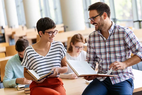 Onderwijs Campus Vriendschap Mensen Concept Groep Gelukkige Studenten Leren Samen — Stockfoto