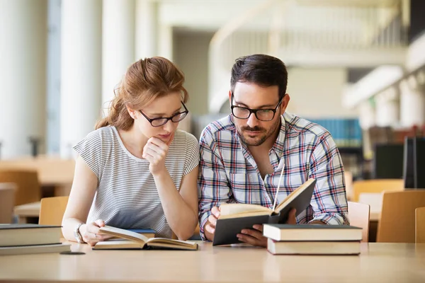 Boldog Diákcsoport Akik Együtt Tanulnak Dolgoznak Egy Egyetemi Könyvtárban Oktatás — Stock Fotó