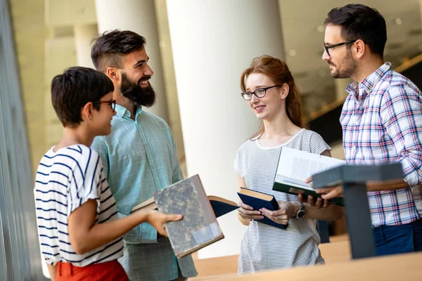 Ευτυχισμένοι Νέοι Φοιτητές Πανεπιστημίου Που Σπουδάζουν Βιβλία Στη Βιβλιοθήκη Ομάδα — Φωτογραφία Αρχείου