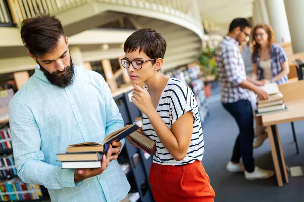 Boldog Fiatal Egyetemi Hallgatók Tanulnak Könyvekkel Könyvtárban Multiracionális Emberek Csoportja — Stock Fotó