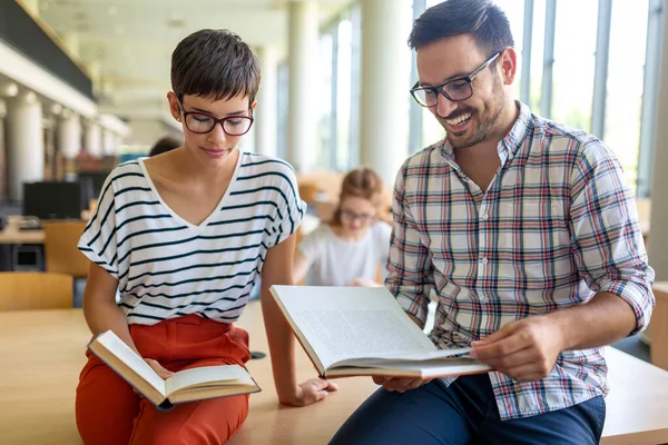 Szczęśliwa Grupa Studentów Studiująca Pracująca Razem Bibliotece Uniwersyteckiej Koncepcja Pracy — Zdjęcie stockowe