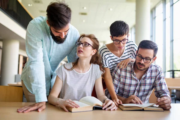 Jóvenes Estudiantes Universitarios Felices Estudiando Con Libros Biblioteca Grupo Personas —  Fotos de Stock