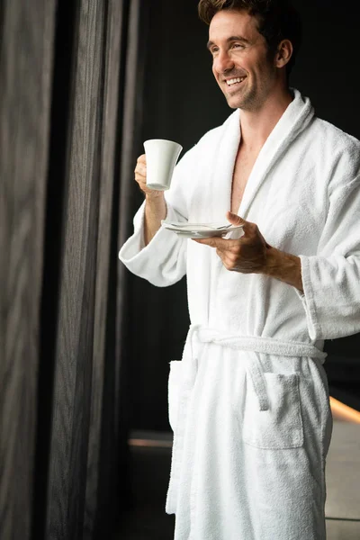 若い男は家で朝コーヒーを飲む — ストック写真