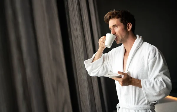 Junger Mann Trinkt Morgens Hause Kaffee — Stockfoto