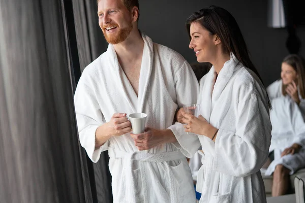Mooi Gelukkig Jong Paar Genieten Van Wellness Spa Resort Behandelingen — Stockfoto