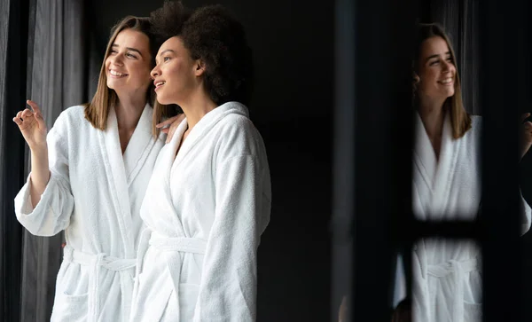 Mulheres Amigas Roupões Banho Desfrutando Chá Bem Estar Fim Semana — Fotografia de Stock