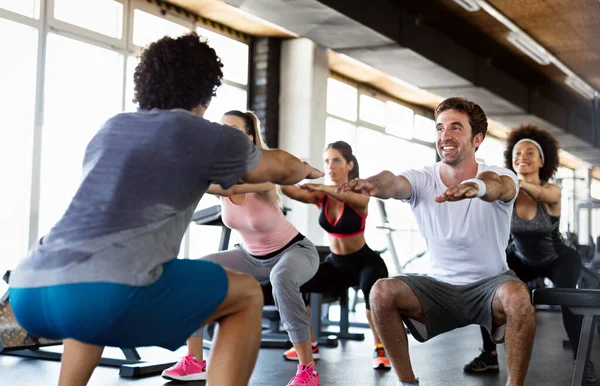 Multiethnische Gruppe Von Menschen Die Einer Turnhalle Trainieren Trainer Und — Stockfoto