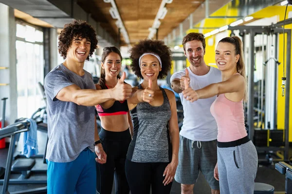 Gruppe Sportlich Fitter Menschen Die Einem Fitnessstudio Trainieren Freunde Verschiedener — Stockfoto