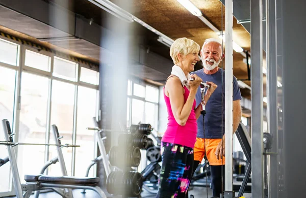 Sağlıklı Kalmak Için Spor Salonunda Egzersiz Yapan Kıdemli Erkek Kadın — Stok fotoğraf