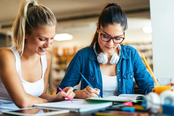 Jóvenes Amigos Felices Estudiando Preparándose Para Examen Biblioteca Universidad Estudiar — Foto de Stock