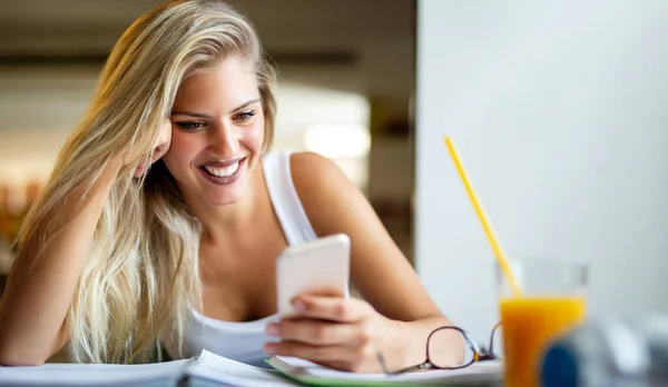 Πορτρέτο Της Χαρούμενης Νεαρής Γυναίκας Χρησιμοποιώντας Smartphone Και Διασκεδάζοντας Τεχνολογία — Φωτογραφία Αρχείου