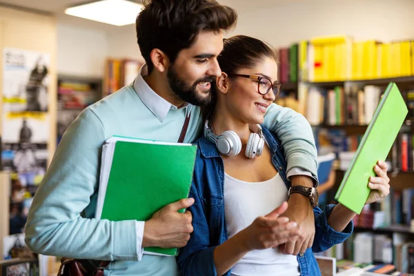 Eine Gruppe Glücklicher College Studenten Die Der Schulbibliothek Lernen Bildungspolitiker — Stockfoto