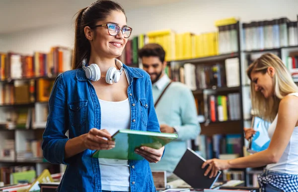 Szczęśliwa Młoda Kobieta Ucząca Się Przygotowująca Egzaminu Bibliotece Uniwersyteckiej Koncepcja — Zdjęcie stockowe