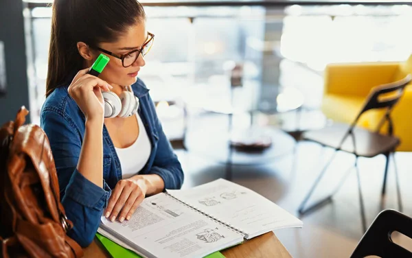 Glückliche Junge Frauen Studieren Und Bereiten Sich Auf Die Prüfung — Stockfoto