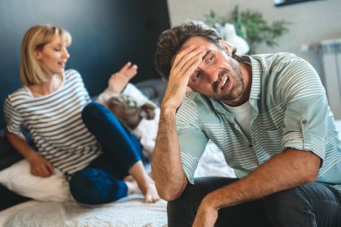 Stresli genç çift tartışıyor ve evlilik sorunları yaşıyor. İnsanların tartışması, finansal sorunlar kavramı.