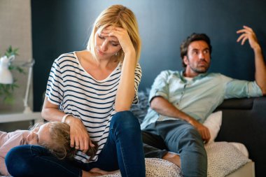Finansal sorunları, depresyonu, krizi olan bir kız çocuğu olan genç bir aile. İnsanlar boşanır, stres konsepti.