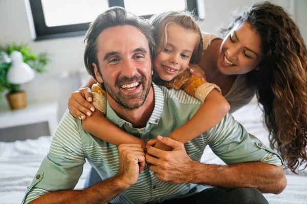 Gelukkige Jonge Familie Heeft Plezier Thuis Mensen Houden Van Kind — Stockfoto