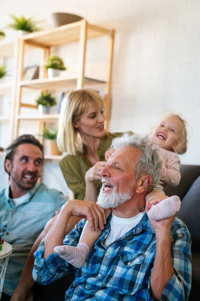 Famiglia Allegra Multigenerazionale Che Diverte Mentre Trascorre Del Tempo Insieme — Foto Stock