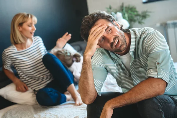 Stresli genç çift tartışıyor ve evlilik sorunları yaşıyor. İnsanların tartışması, finansal sorunlar kavramı.