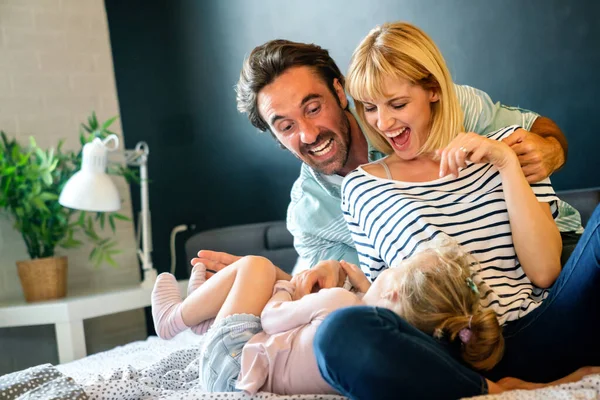 Gelukkige Jonge Familie Heeft Plezier Thuis Mensen Houden Van Kind — Stockfoto