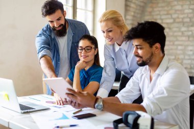 Başlangıç çeşitliliği takım çalışması beyin fırtınası toplantı konsepti. Çok ırklı başarılı kişilerin birlikte çalıştığı bir grup..