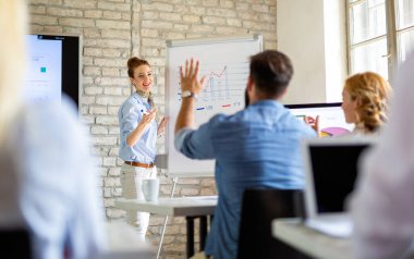 İş tasarımcısı takım çalışması beyin fırtınası ofis toplantısı konsepti. Şirket işyerinde birlikte çalışan bir grup başarılı insan.