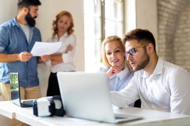 Bir grup başarılı iş adamı ofis eğitimi kursunda. İş eğitimi kavramı