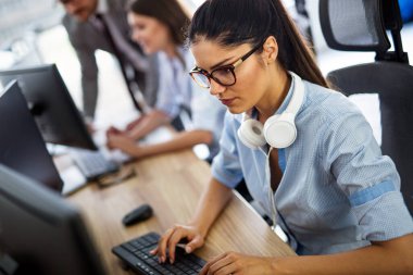 Gülümseyen dost canlısı kadın çağrı merkezi temsilcisi. Kulaklıklı. Ofiste yardım hattında çalışıyor.