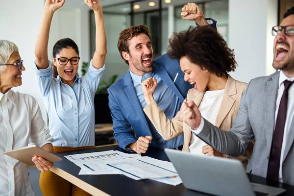 Grupo Empresários Multiétnicos Felizes Bem Sucedidos Celebrando Bom Trabalho Escritório — Fotografia de Stock