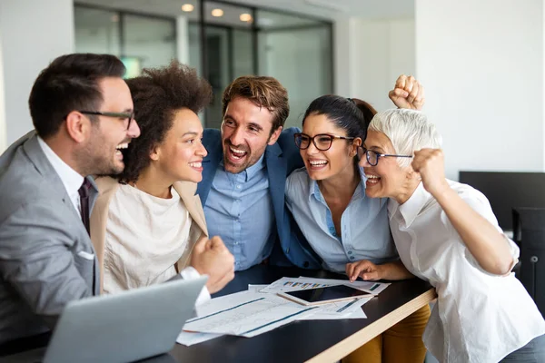 Retrato Empresarios Exitosos Trabajando Juntos Oficina Corporativa Concepto Trabajo Equipo — Foto de Stock