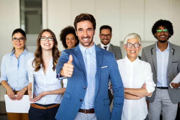 Grupo Feliz Equipe Negócios Multiétnicos Comemorando Bom Trabalho Escritório Conceito — Fotografia de Stock