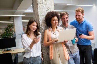 Şirket ofisinde uygulama geliştiren bir grup yazılım mühendisi. İş yerinde beyin fırtınası yapan çok ırklı iş arkadaşların kutlu olsun..
