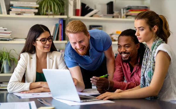 Grupo Gente Negocios Feliz Éxito Multiétnico Trabajando Lluvia Ideas Oficina —  Fotos de Stock