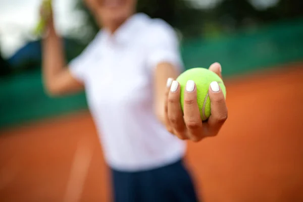 Портрет Счастливой Девушки Играющей Теннис Летом Концепция Здорового Образа Жизни — стоковое фото