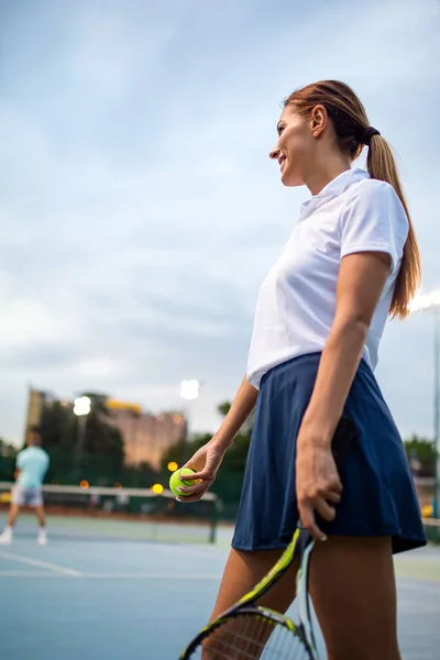 Young Handsome Female Tennis Player Racket Ball Prepares Serve Beginning — Stock Photo, Image