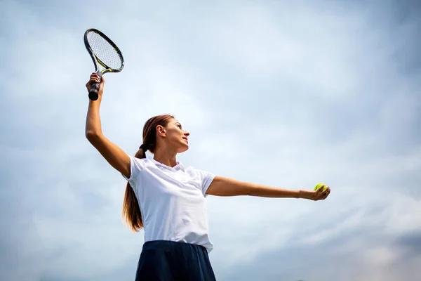 Joven Jugadora Tenis Guapa Con Raqueta Pelota Prepara Para Servir —  Fotos de Stock