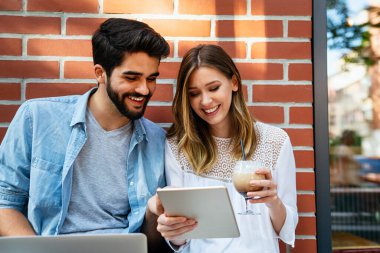 Proje üzerinde birlikte çalışıyoruz. İki başarılı iş arkadaşı dışarıda konuşuyor, birlikte çalışıyorlar..