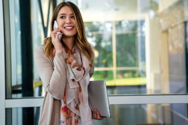 Cep telefonu tutan mutlu bir kadın, cep telefonunda mesajlaşma ve sosyal ağda sohbet ediyor. İnsan teknolojisi kavramı.