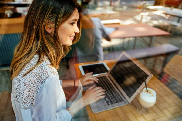 Konzentriert Bei Der Arbeit Selbstbewusste Junge Frau Schicker Freizeitkleidung Arbeitet — Stockfoto