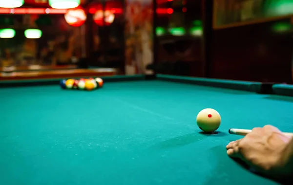 Przygotowuję Się Wbicia Kul Kieszeni Basenu Ludzie Bilard Snooker Rozrywkowy — Zdjęcie stockowe