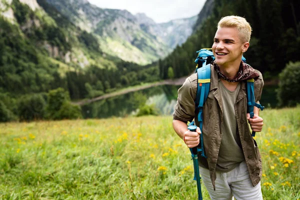 Bello Felice Escursionista Zaino Spalla Maschile Trekking Attraverso Foresta Montagna — Foto Stock