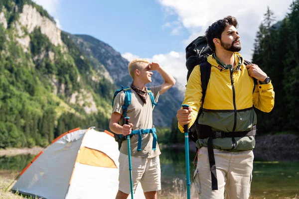 Gruppo Giovani Amici Forma Felice Escursioni Trekking Insieme Natura All — Foto Stock