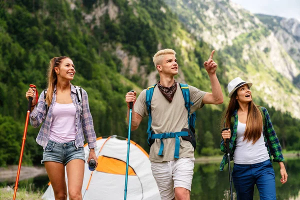 Avontuur Reizen Toerisme Wandelen Mensen Concept Groep Lachende Vrienden Met — Stockfoto